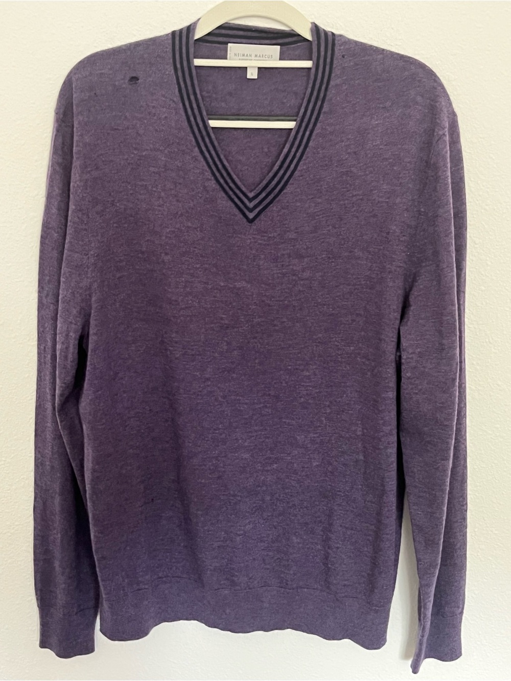 Neiman Marcus Men's cashmere V-Neck Purple Sweater